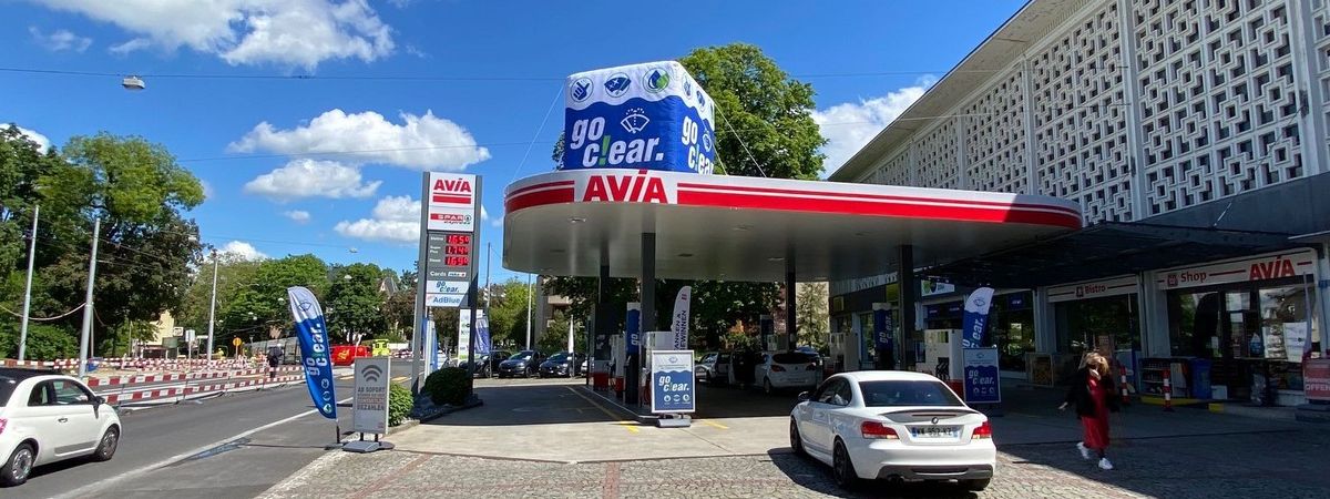 Die AVIA-Tankstelle mit Spar-Shop im Gellertquartier in Basel bei sonnigem Wetter mit blauem Himmel und wenig weissen Wolken